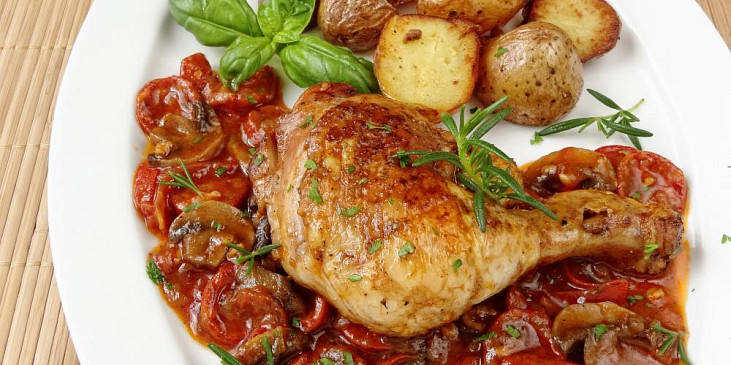 Kuře na rajčatech se žampiony