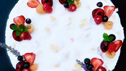 Nepečený piškotový dort s ovocem a zakysanou smetanou