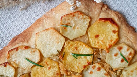 Pizza s bramborovou náplní