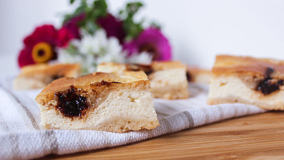 Prosedlá buchta s tvarohem a povidly