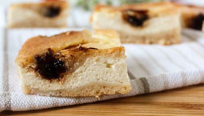 Prosedlá buchta s tvarohem a povidly