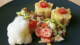 Vepřové maso na pórku a rajčatech