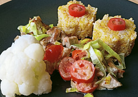 Vepřové maso na pórku a rajčatech