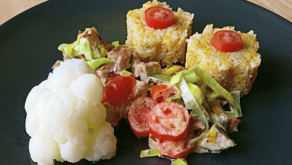 Vepřové maso na pórku a rajčatech