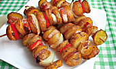 Bramborové špízy se slaninou