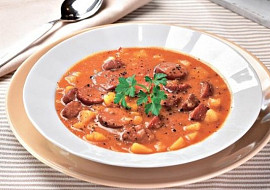 Buřtguláš se špetkou chilli