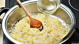 Chřestové rizoto s vínem a parmezánem