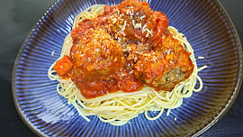 Hovězí masové kuličky s rajčatovou omáčkou