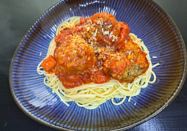 Hovězí masové kuličky s rajčatovou omáčkou