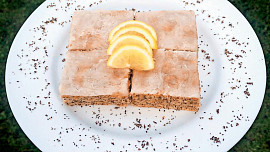 Makovec s lískovými ořechy