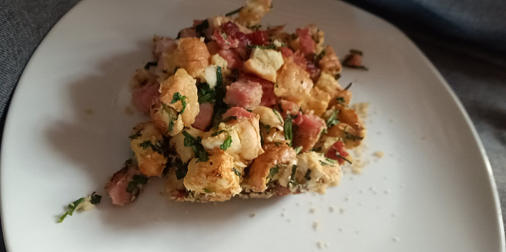 Velikonoční plnka/nádivka (Porce nádivky na talíři)