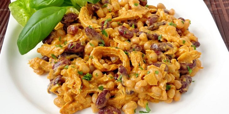 Rychlý fazolový salát s kuřecím masem