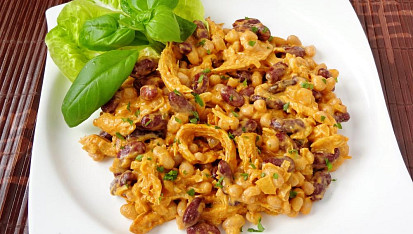 Rychlý fazolový salát s kuřecím masem