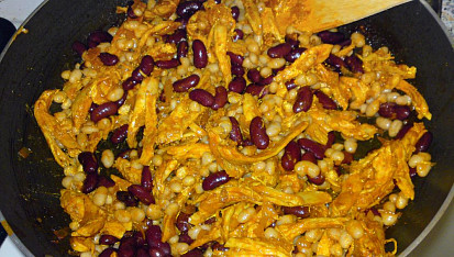 Rychlý fazolový salát s kuřecím masem