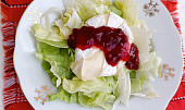 Salát s camembertem a brusinkami