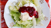 Salát s camembertem a brusinkami
