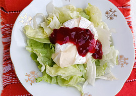 Salát s camembertem a brusinkami