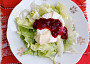 Salát s camembertem a brusinkami