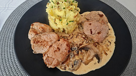 Vepřová panenka s houbami na smetaně a šťouchanými brambory