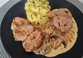 Vepřová panenka s houbami na smetaně a šťouchanými brambory