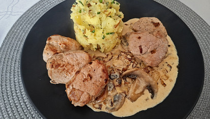 Vepřová panenka s houbami na smetaně a šťouchanými brambory