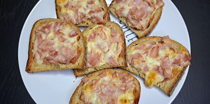 Zapečené tousty - teplé chlebíčky