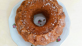 Bábovka s jablky a vlašskými ořechy