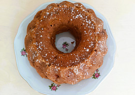 Bábovka s jablky a vlašskými ořechy