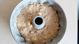 Bábovka s jablky a vlašskými ořechy