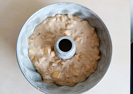 Bábovka s jablky a vlašskými ořechy