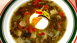 Čočková polévka se zeleninou a ztraceným vejcem