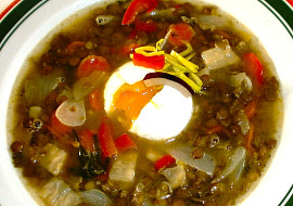 Čočková polévka se zeleninou a ztraceným vejcem