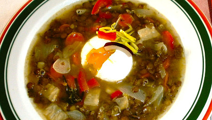 Čočková polévka se zeleninou a ztraceným vejcem