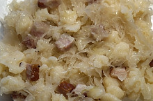 U nás najviac chutia s kyslou dusenou kapustou, zelím.