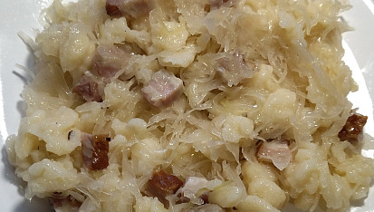 Domácí bramborové halušky, U nás najviac chutia s kyslou dusenou kapustou, zelím.