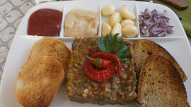 Houbový tatarák s barevnými paprikami