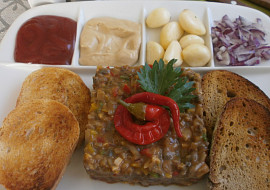 Houbový tatarák s barevnými paprikami