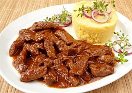 Hovězí nudličky na víně s kukuřičnou polentou