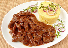 Hovězí nudličky na víně s kukuřičnou polentou