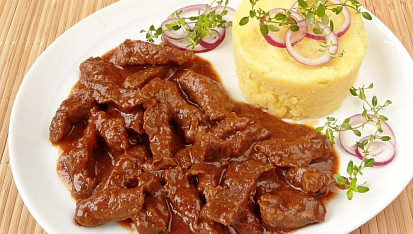 Hovězí nudličky na víně s kukuřičnou polentou