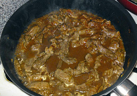 Hovězí nudličky na víně s kukuřičnou polentou