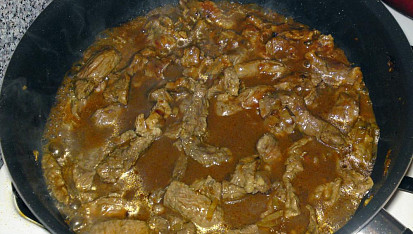 Hovězí nudličky na víně s kukuřičnou polentou