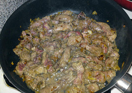 Hovězí nudličky na víně s kukuřičnou polentou