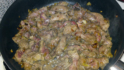 Hovězí nudličky na víně s kukuřičnou polentou