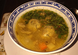 Hovězí vývar s játrovými knedlíčky