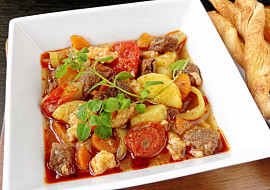 Hustá maďarská gulášová polévka