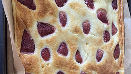 Jahodový koláč se zakysanou smetanou a meduňkou