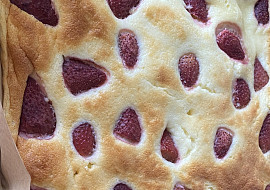 Jahodový koláč se zakysanou smetanou a meduňkou