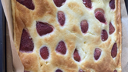 Jahodový koláč se zakysanou smetanou a meduňkou