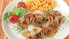 Kuřecí játra na jehle se žampiony a jablkem